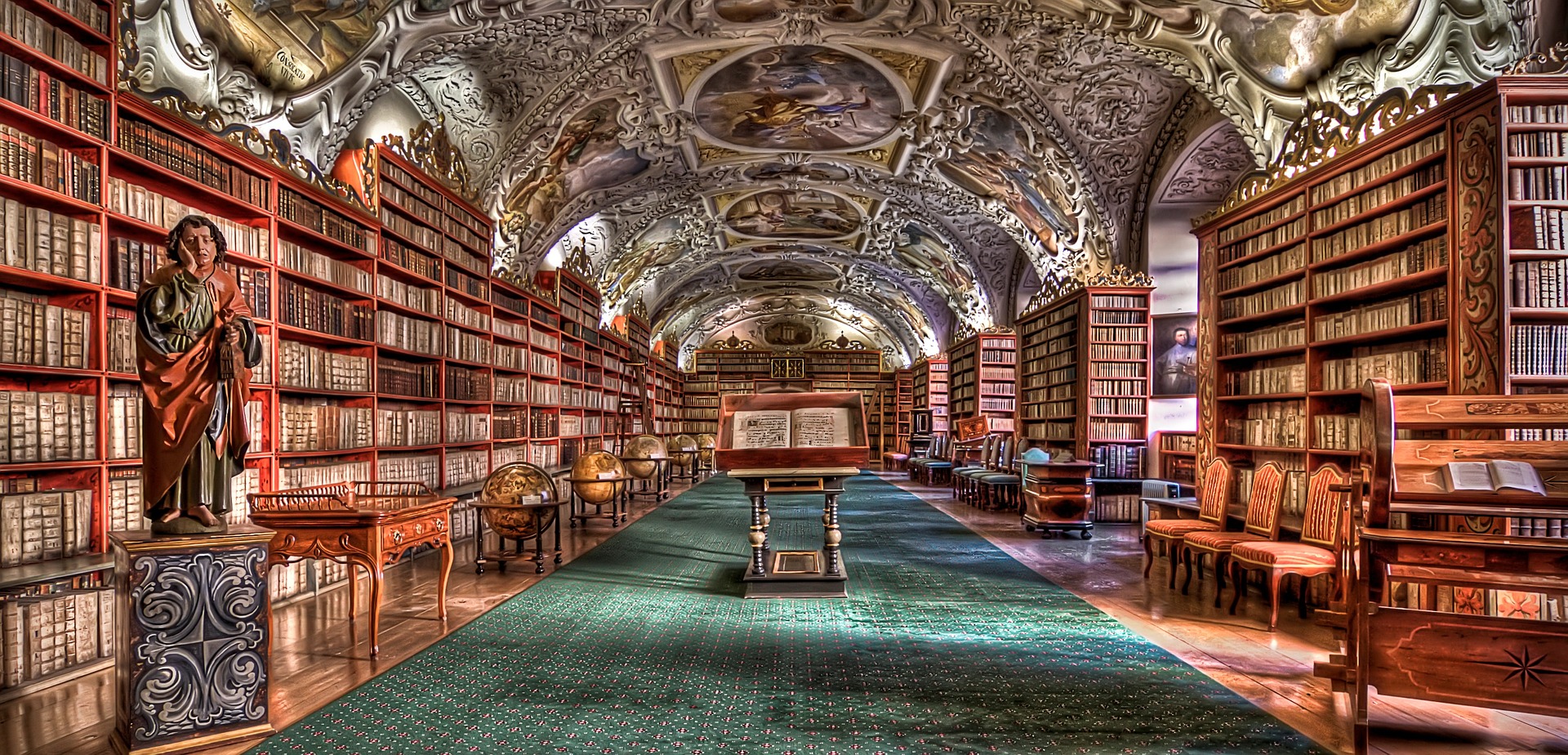 15 причини да не спираме да четем хартиени книги