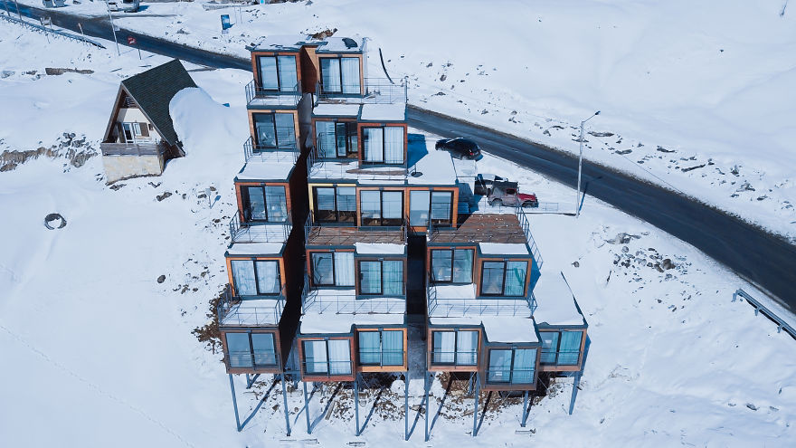 Уникален планински хотел, построен от корабни контейнери