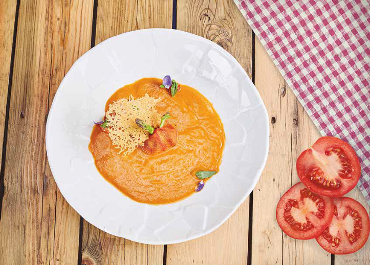 Супа от печени и полу-сушени домати, аспержи и леко здравословно песто