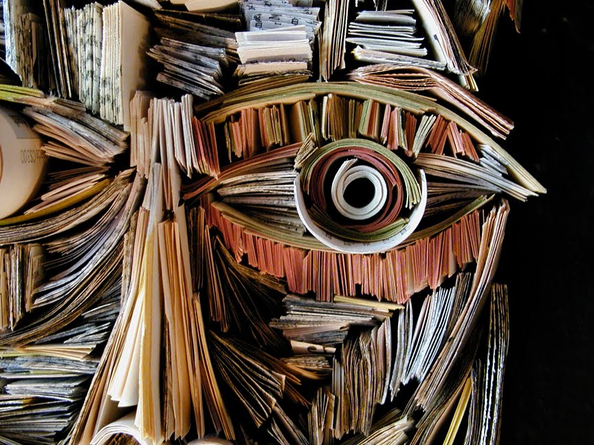Най-впечатляващите портрети от изхвърлени вестници и книги