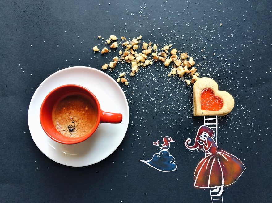 Сладки илюстрации, нарисувани на чаша сутрешно кафе