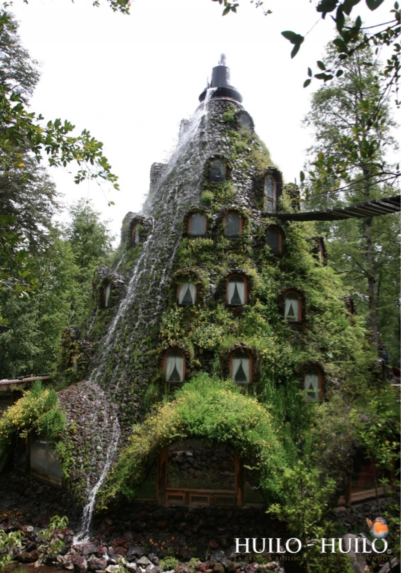 Хотел в планината, покрит с растителност