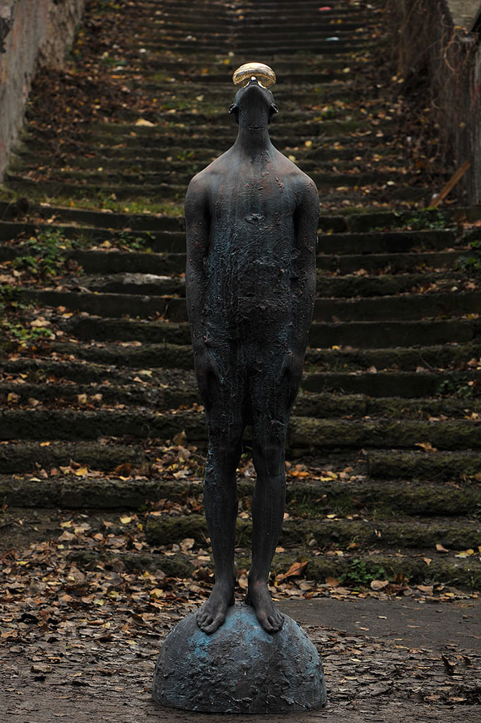 Уникална скулптура, символизираща вътрешния диалог на човек
