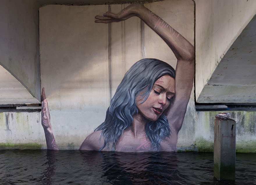 Изумителни рисунки на жени върху изоставени съоръжения в морето