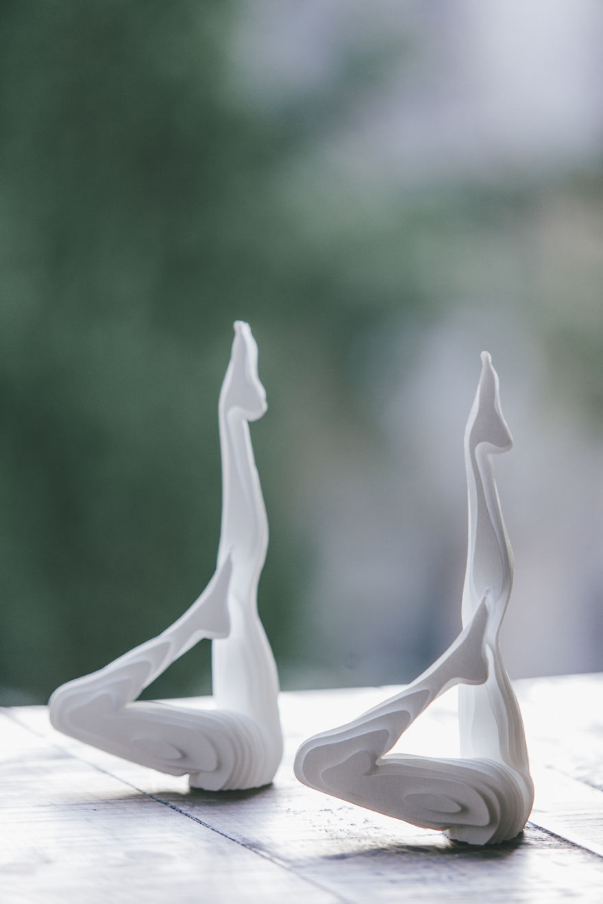 Изящни фигури на атлети, направени от пластове хартия