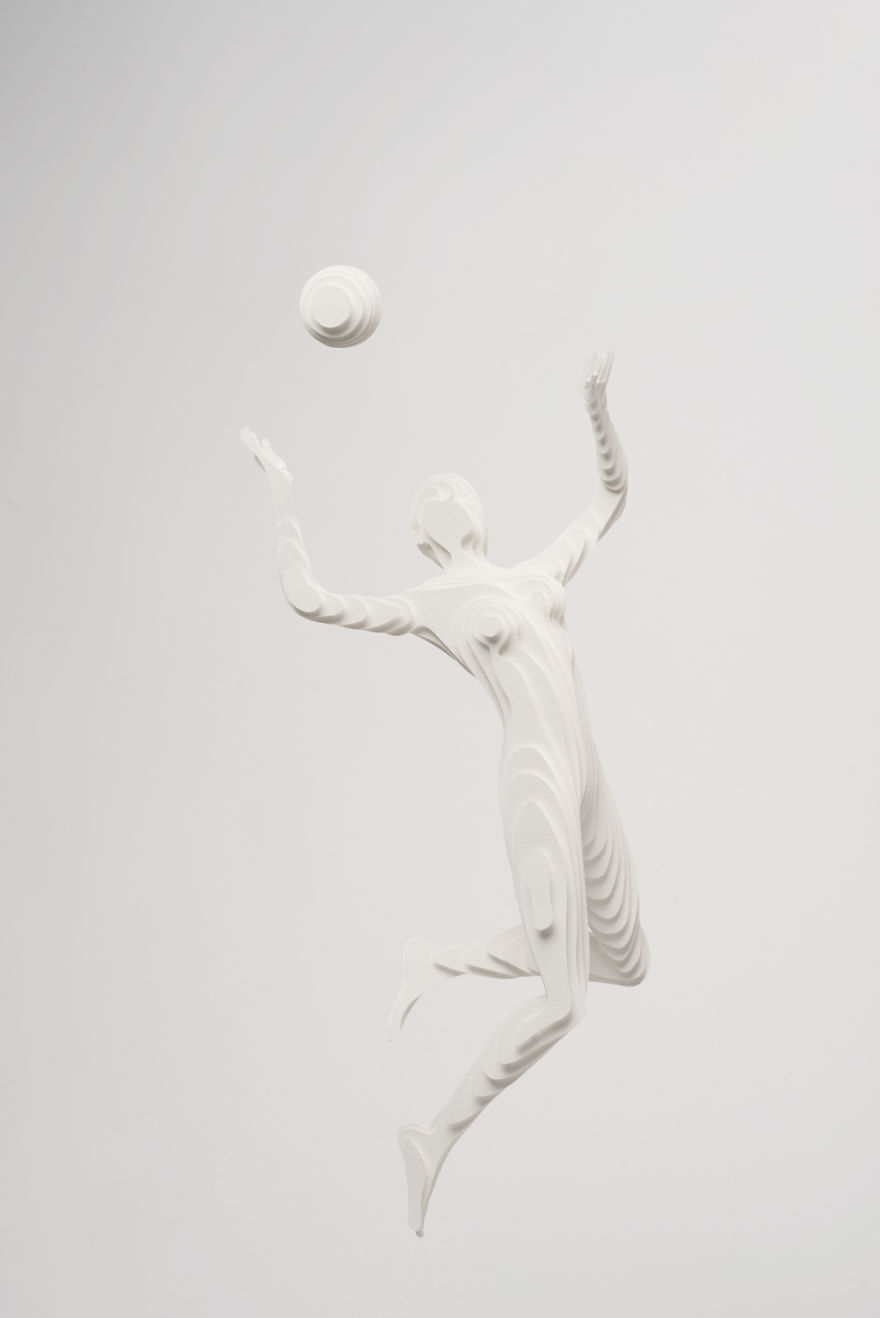 Изящни фигури на атлети, направени от пластове хартия