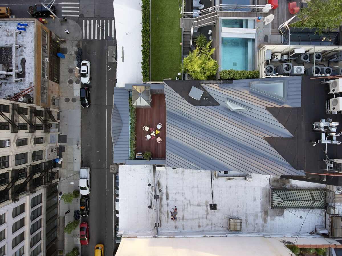Впечатляващ мезонет, скрит на покрива на историческа сграда в Ню Йорк