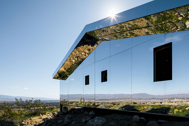 Огледална къща, която отразява красиви гледки