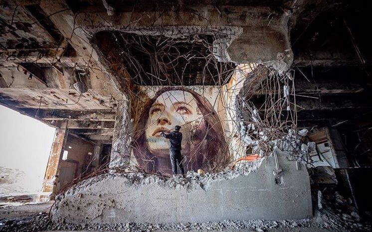 Огромни портрети на жени върху изоставени сгради
