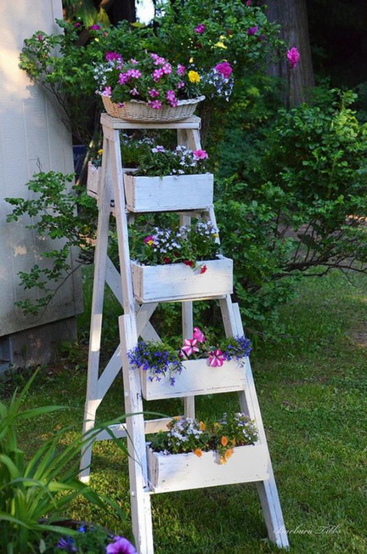 Направи си сам: стари стълби като мини градина