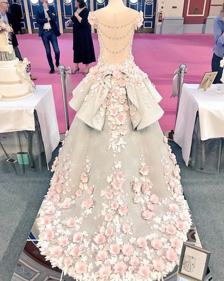 Уникална торта във формата на сватбена рокля с реални размери