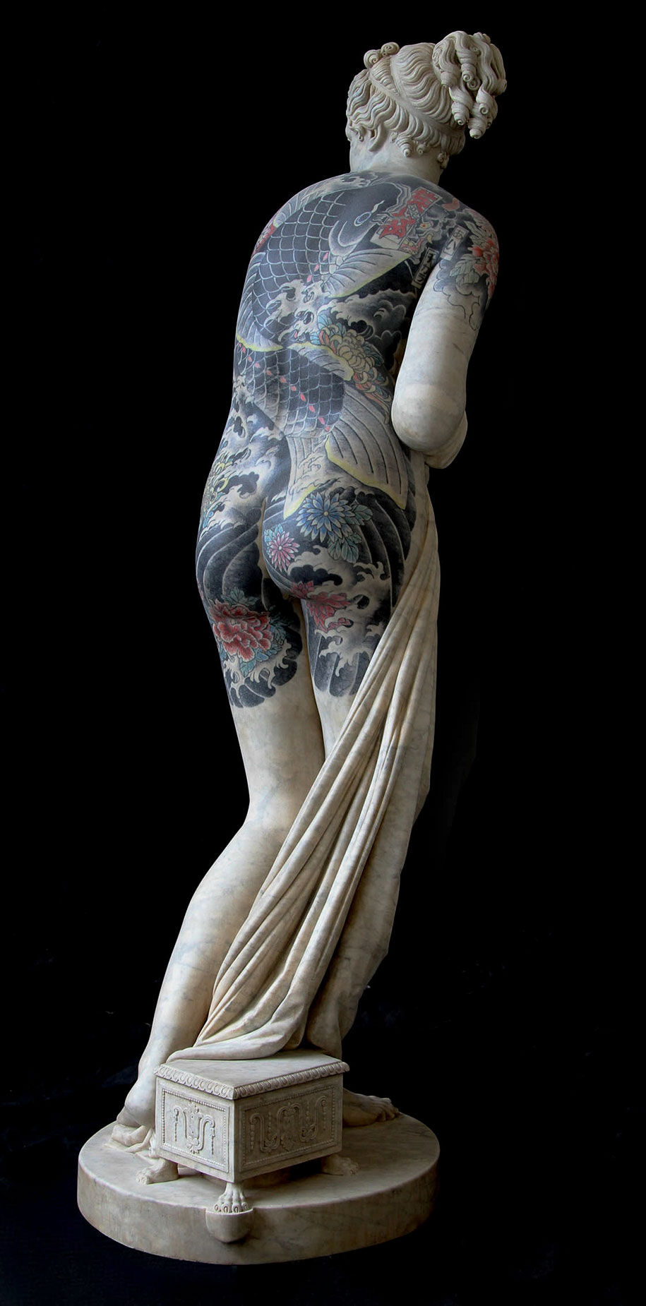 Класически скулптури с мафиотски татуировки