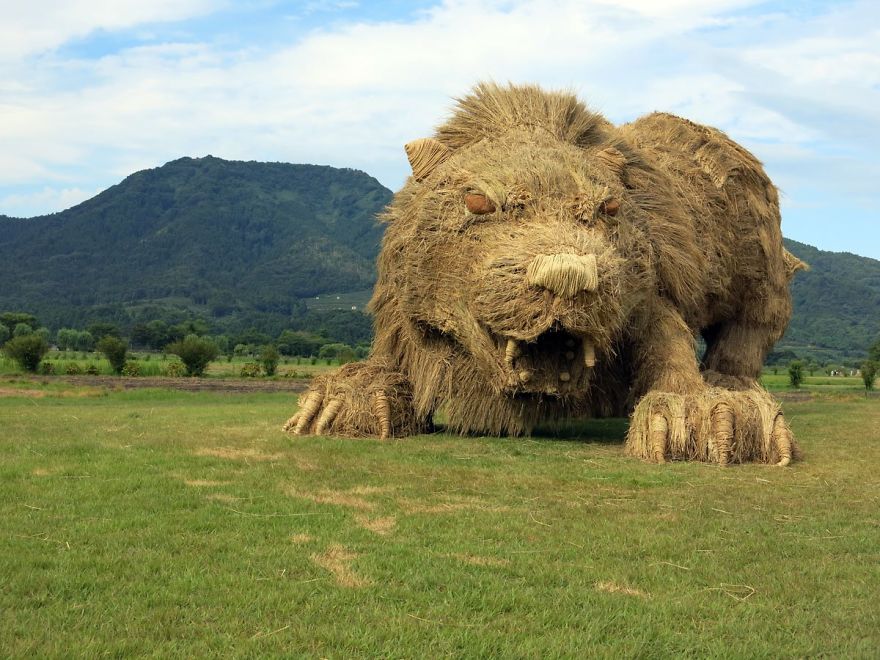 Гигантски фигури на страшни животни, направени от слама