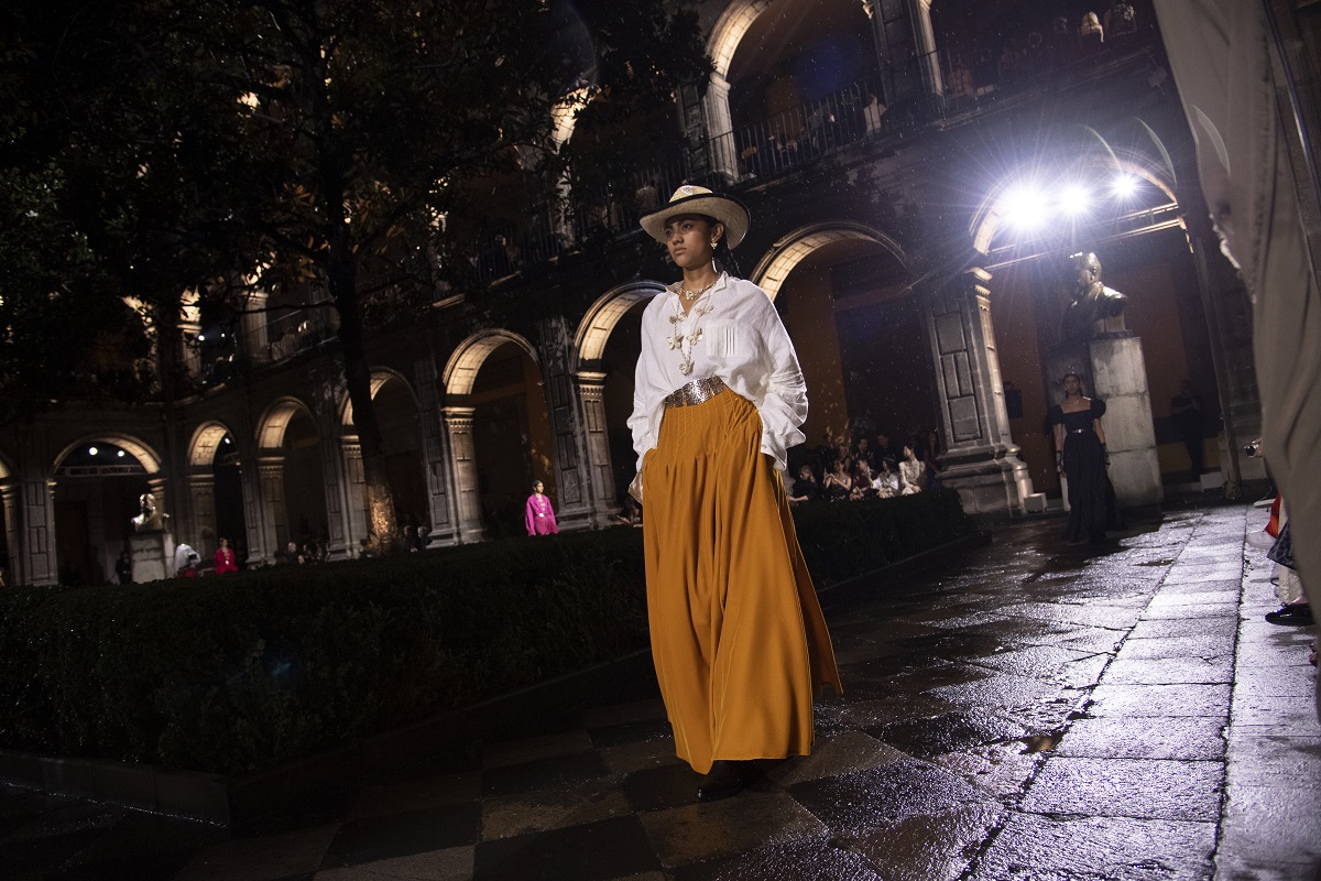 Dior демонстрира красота, вдъхновена от Фрида Кало, на модния подиум в Мексико Сити