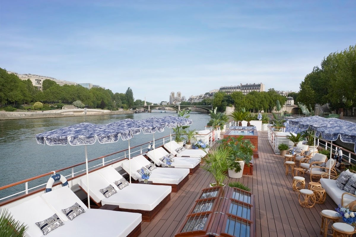 Спа круизът на Dior отплава по река Сена 