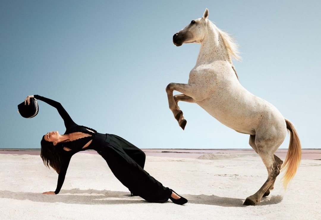 Кендъл Дженър дебютира за Stella McCartney в кампания, вдъхновена от конете