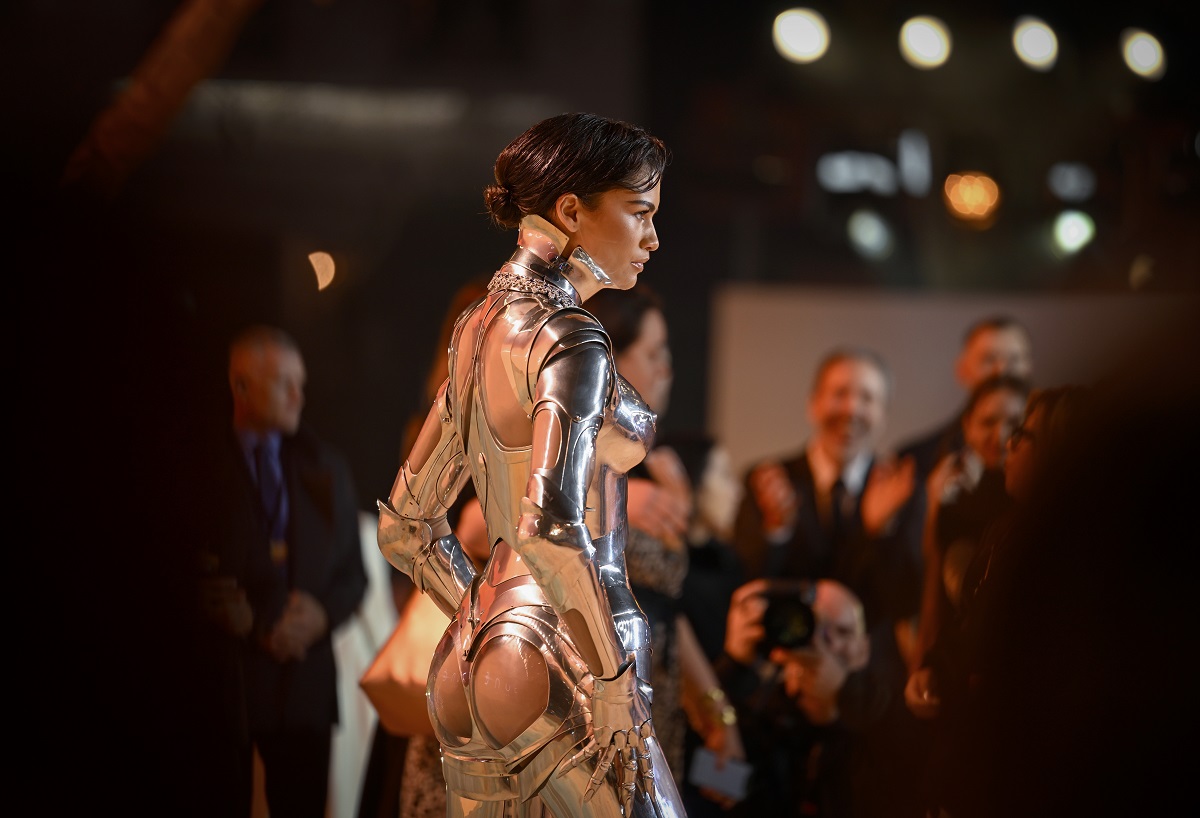 В костюм на Thierry Mugler, Зендая е в собствена модна галактика
