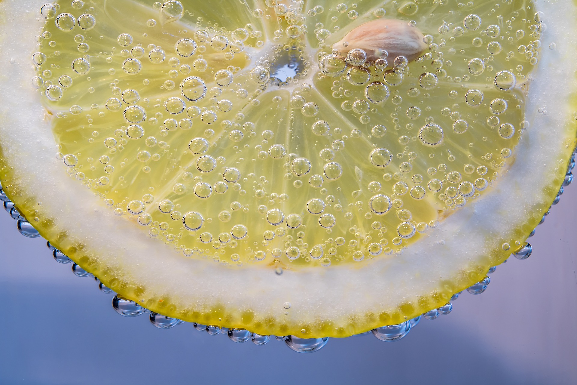 Защо трябва да пием вода с лимон всяка сутрин