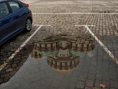 София, отразена в дъждовните локви
