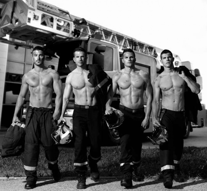 Секси пожарникари в гореща фотосесия