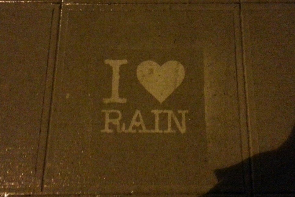 Изкуство, което се вижда само при дъжд