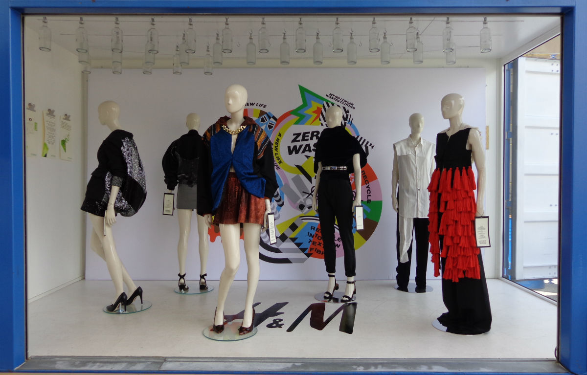H&M и студенти от НБУ дадоха нов живот на стари дрехи