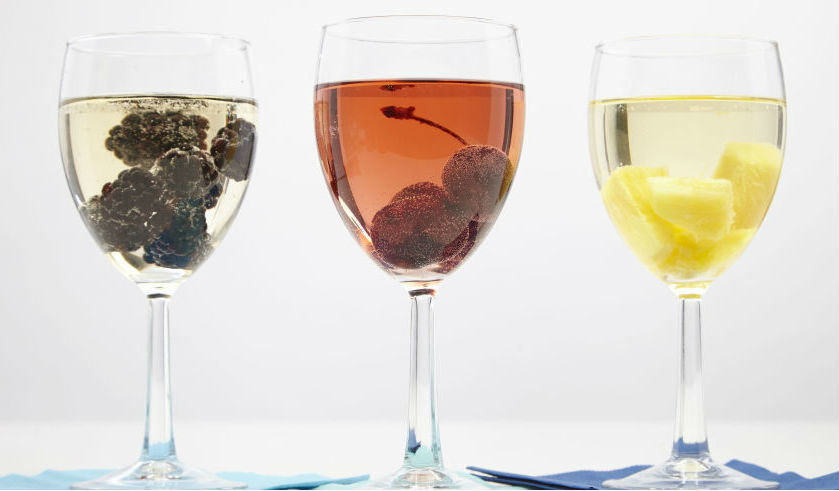 Охладете виното със замразени плодове, вместо с лед