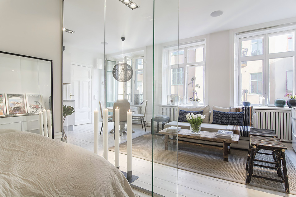 Апартамент-стая със стъклена спалня