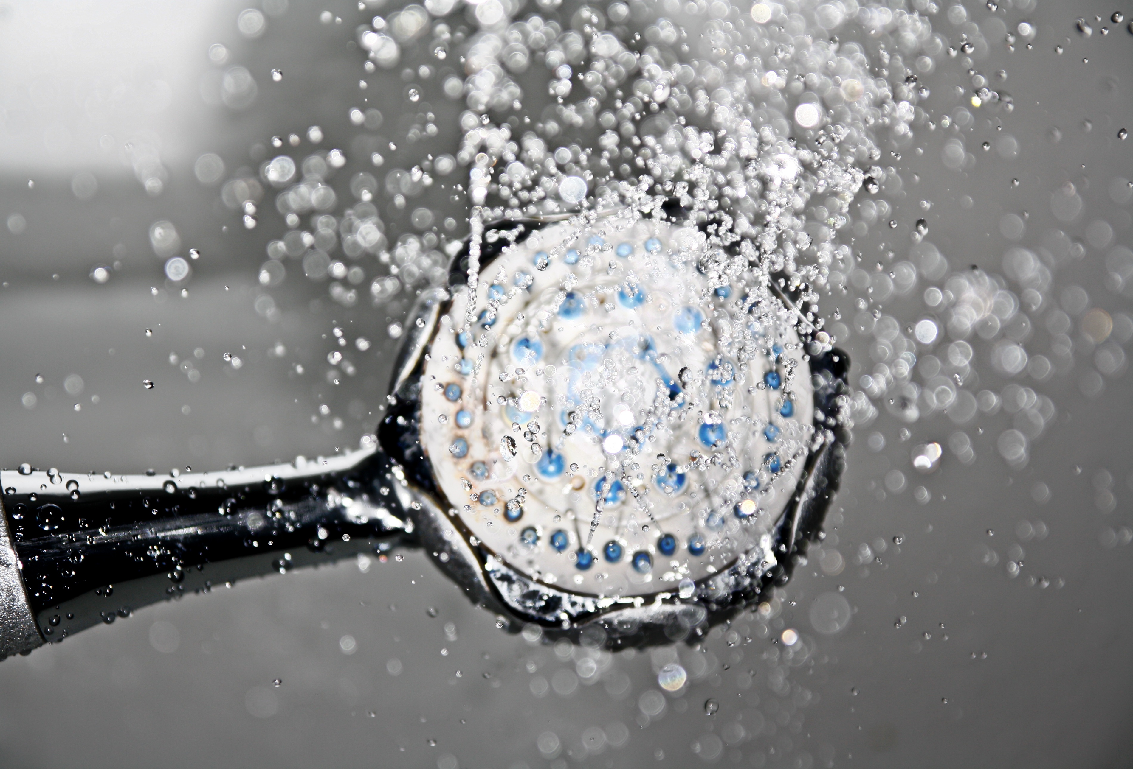 8 здравословни ползи от топлия и студения душ