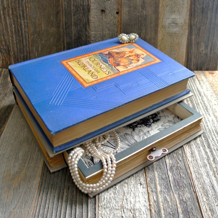 Стари книги, превърнати в уникални кутии за бижута