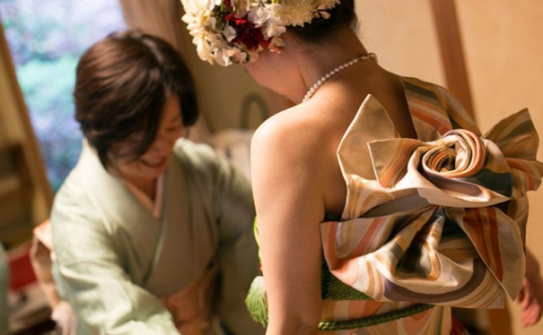 Традиционното японско кимоно, превърнато в булчинска рокля