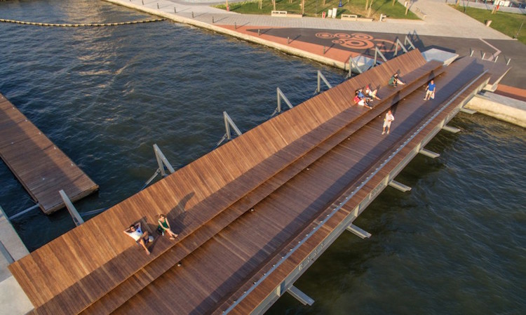 Уникален пешеходен мост, на който може да се излегнеш