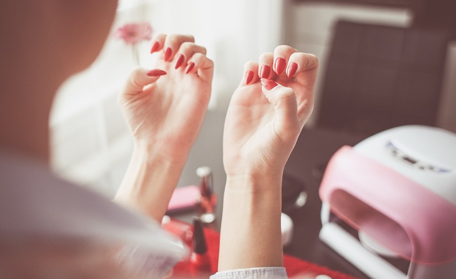 Как да изсушите лака върху ноктите си за секунди?