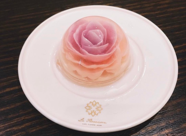 Уникални желирани торти във формата на разцъфнало цвете