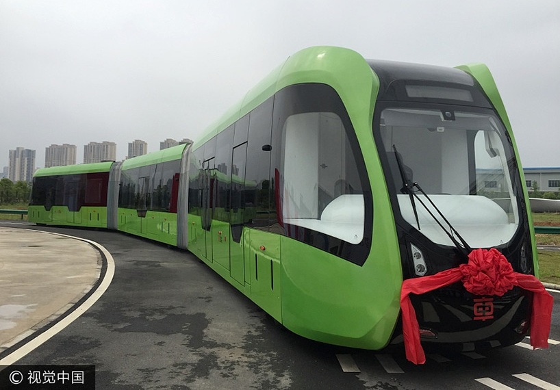 Влак в Китай се движи по бели сензорни линии, а не върху релси