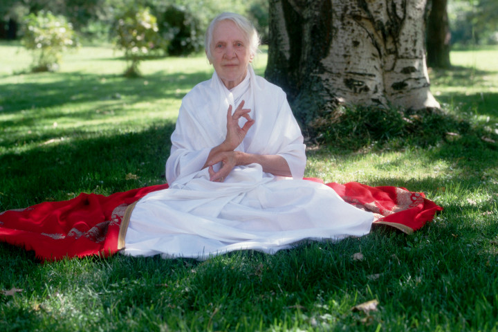 Златните правила за хранене на Индра Деви, една от първите жени йоги, доживяла до 103 години