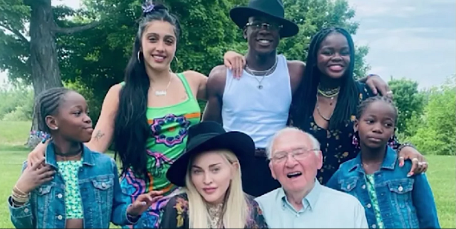 Мадона и шестте й деца изненадаха баща й за 90-годишнината му