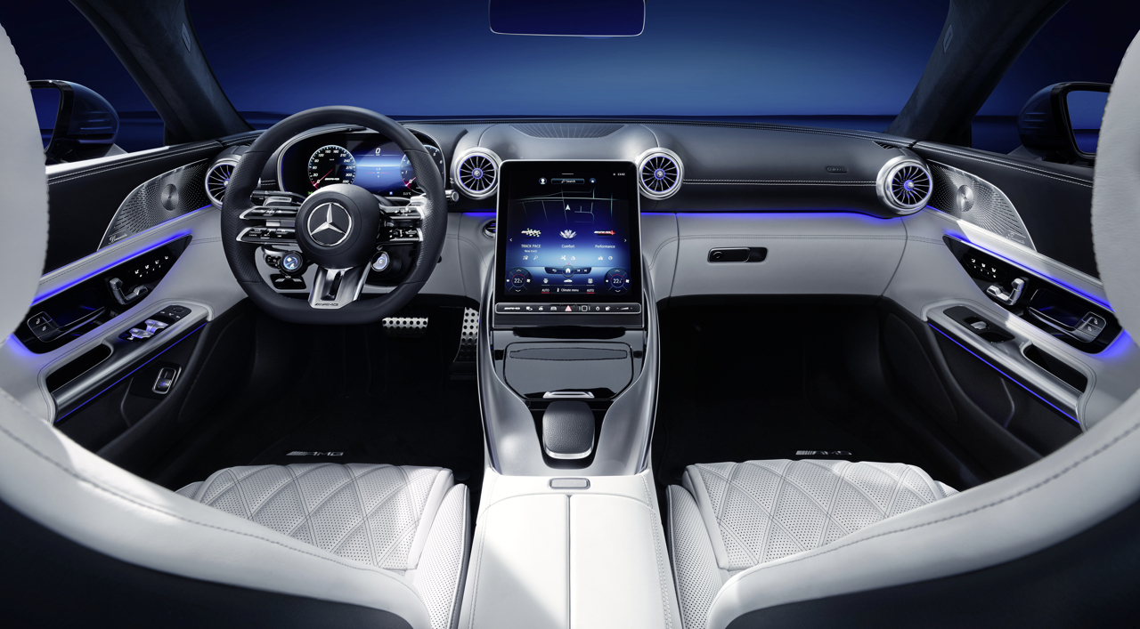 Трансформацията на една автомобилна икона: Поглед към интериора на новия Mercedes-AMG SL