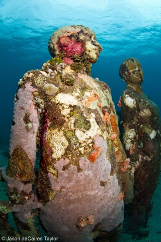 Скулптури под водата