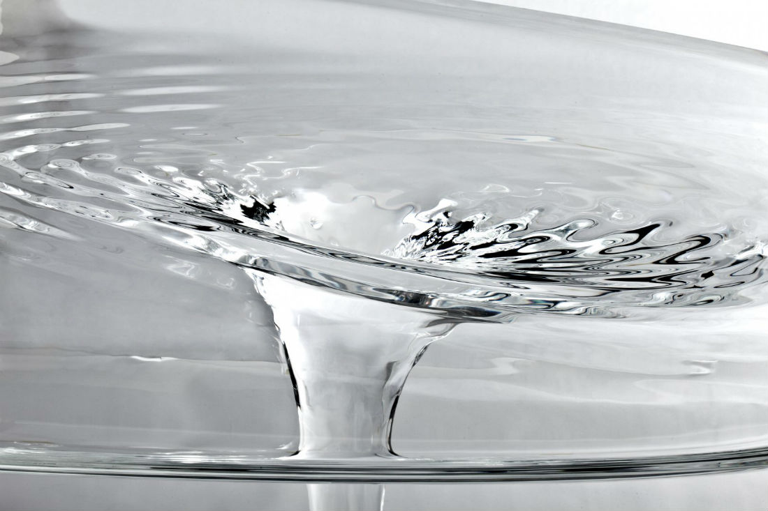 Жидкий лед с водой. Стеклянный стол Заха Хадид. Столик Заха Хадид стекло. Ледяная мебель Заха Хадид. Стекло водоворот.
