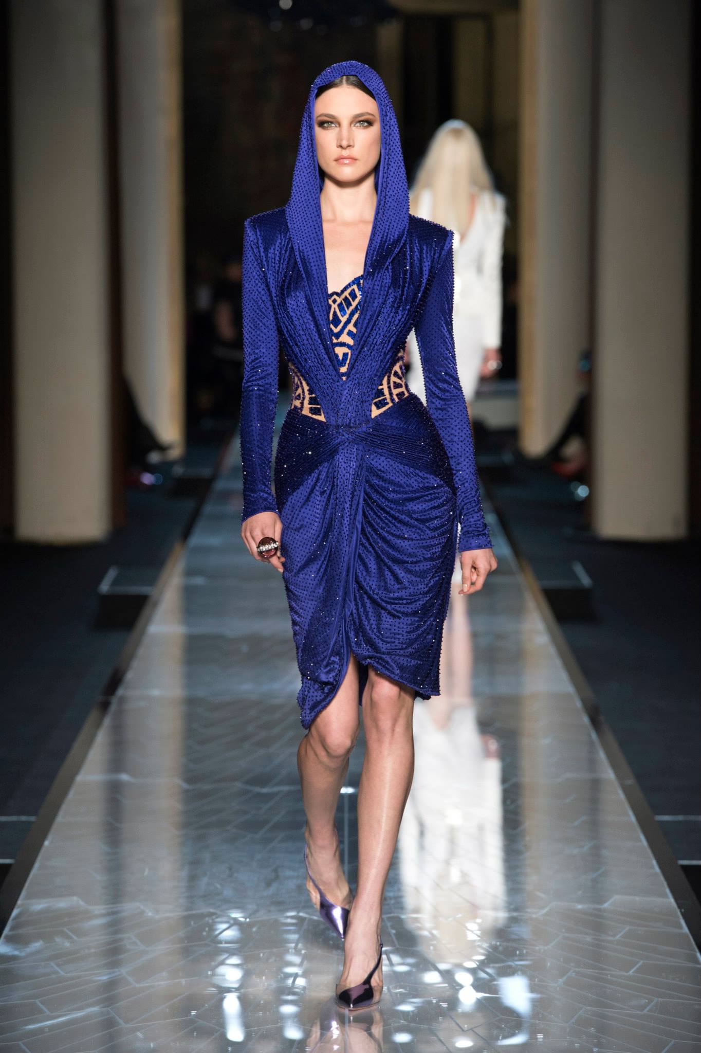 Съвременна богиня от Atelier Versace