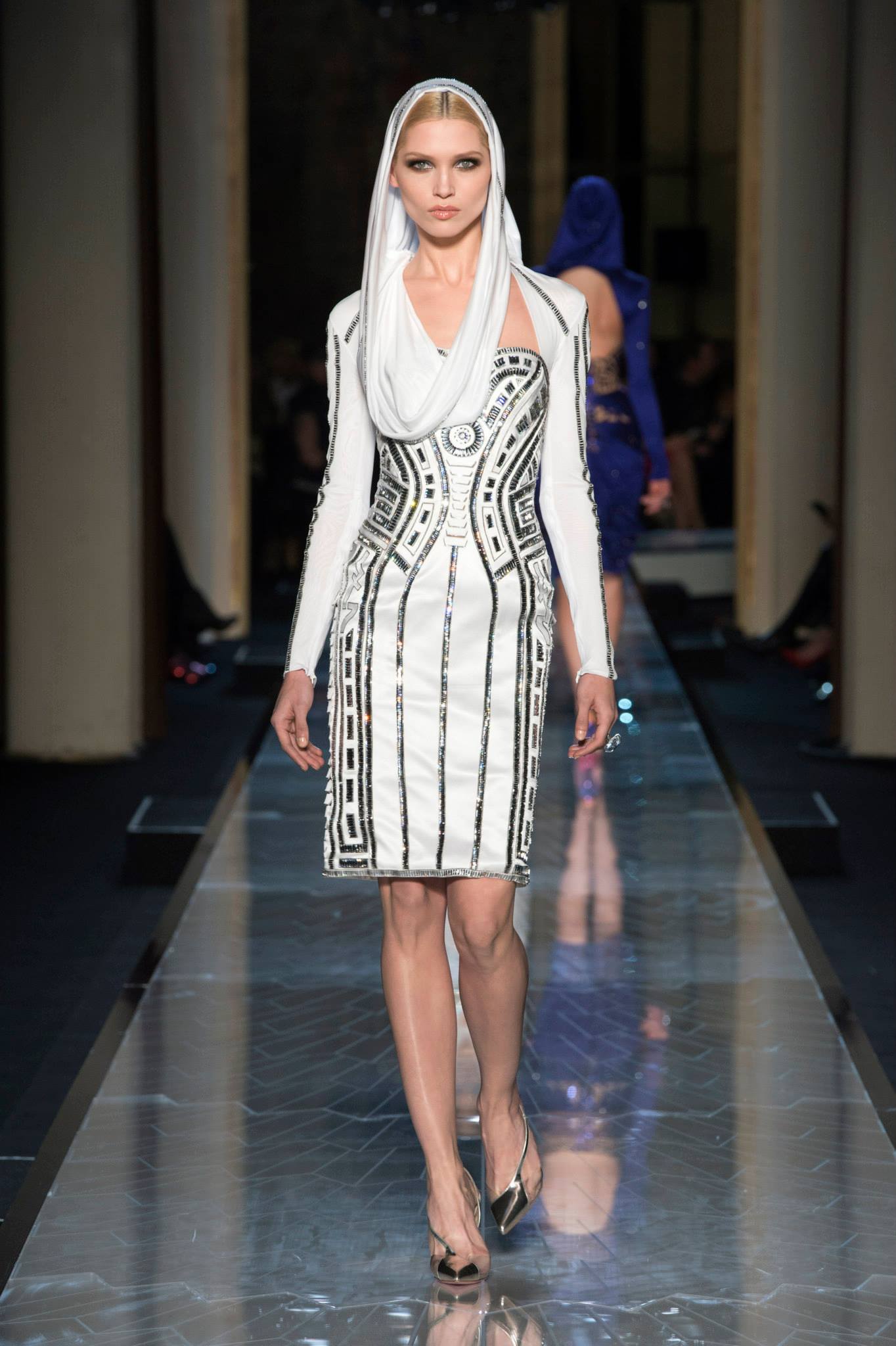 Съвременна богиня от Atelier Versace