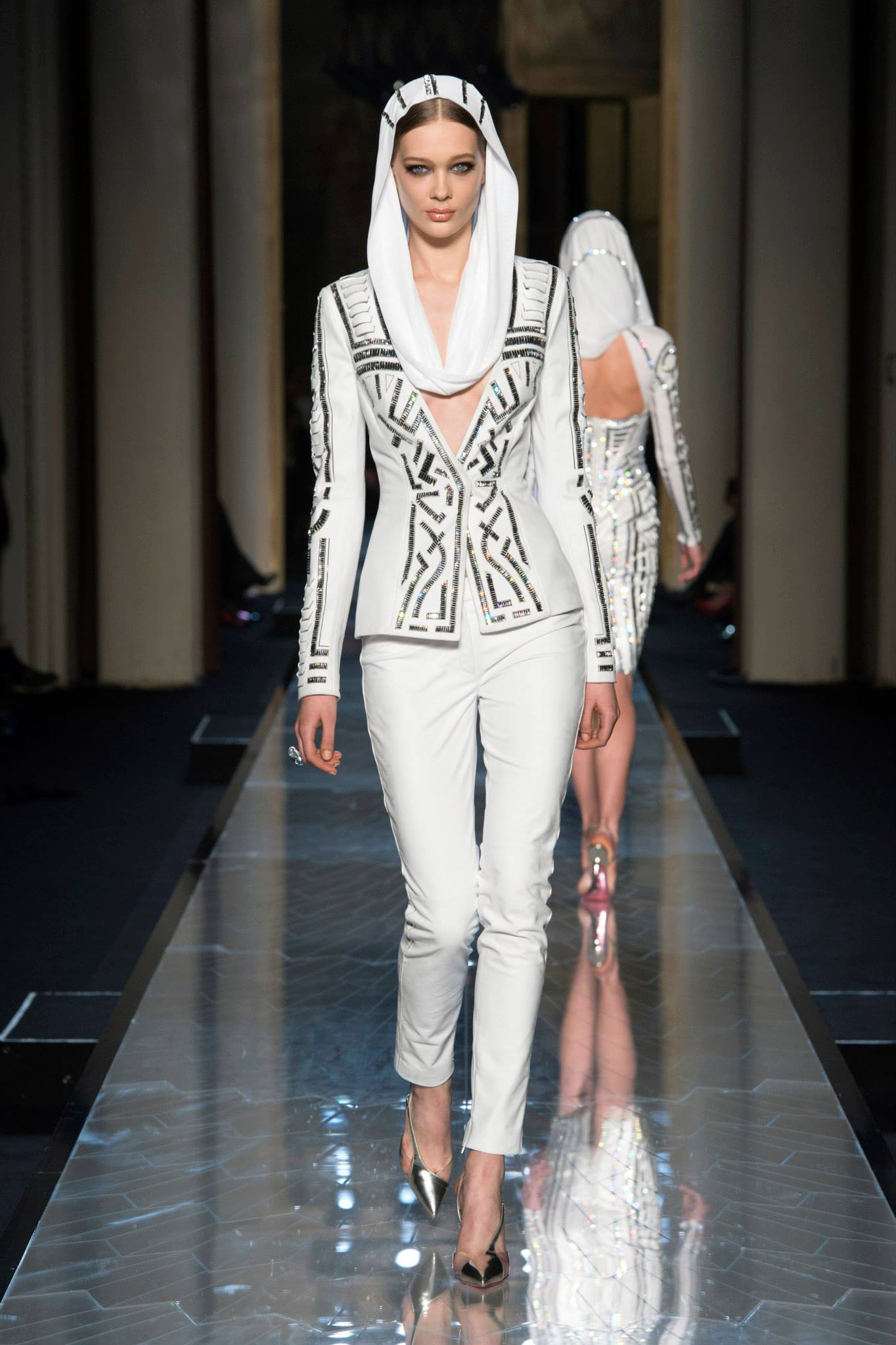 Съвременна богиня от Atelier Versace