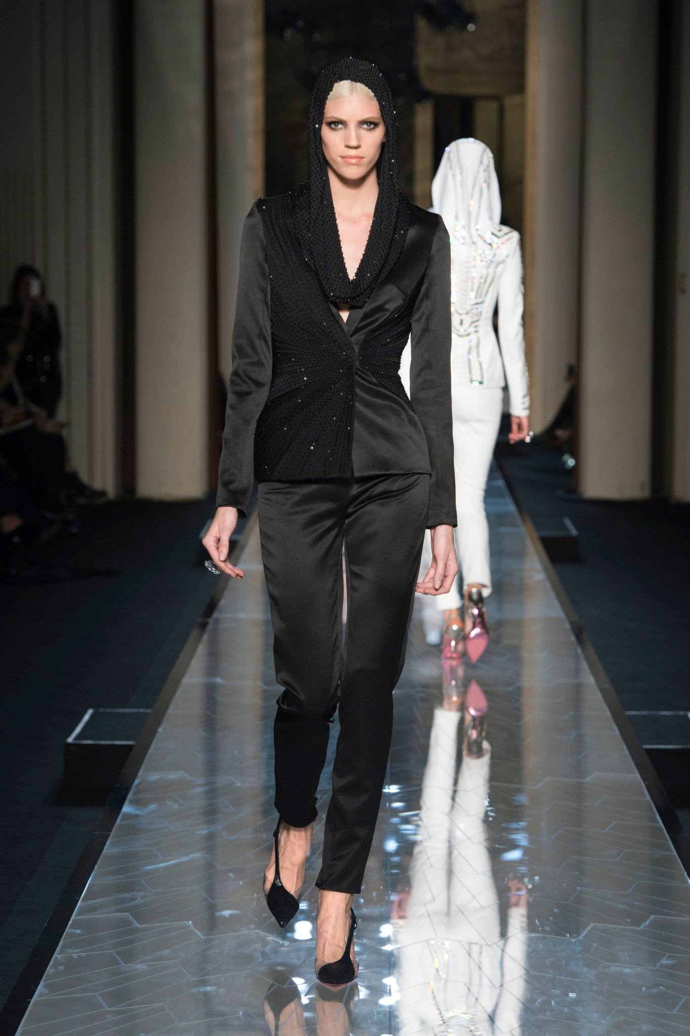 Съвременна богиня от Atelier Versace