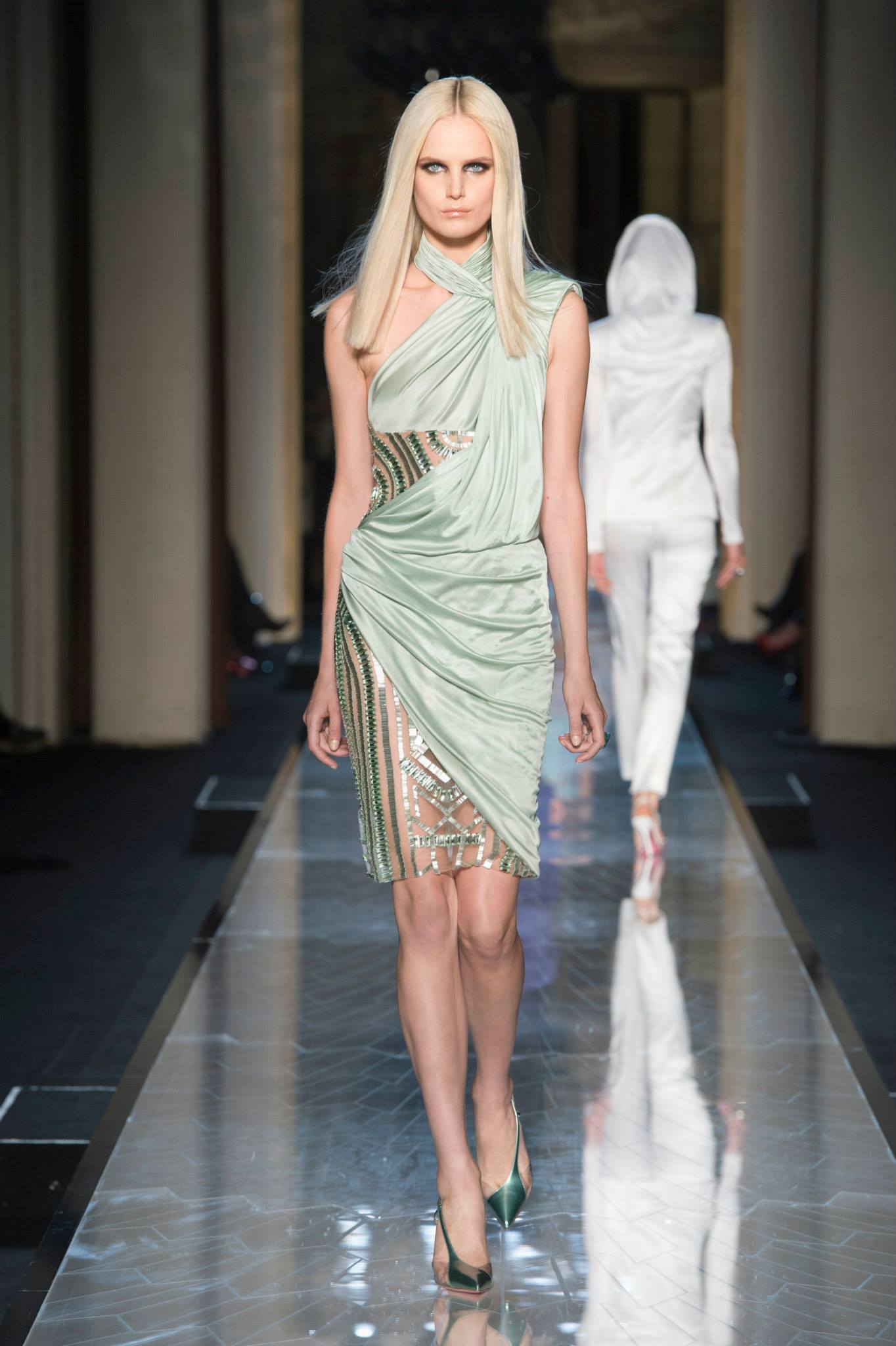 Съвременна богиня от Atelier Versace 