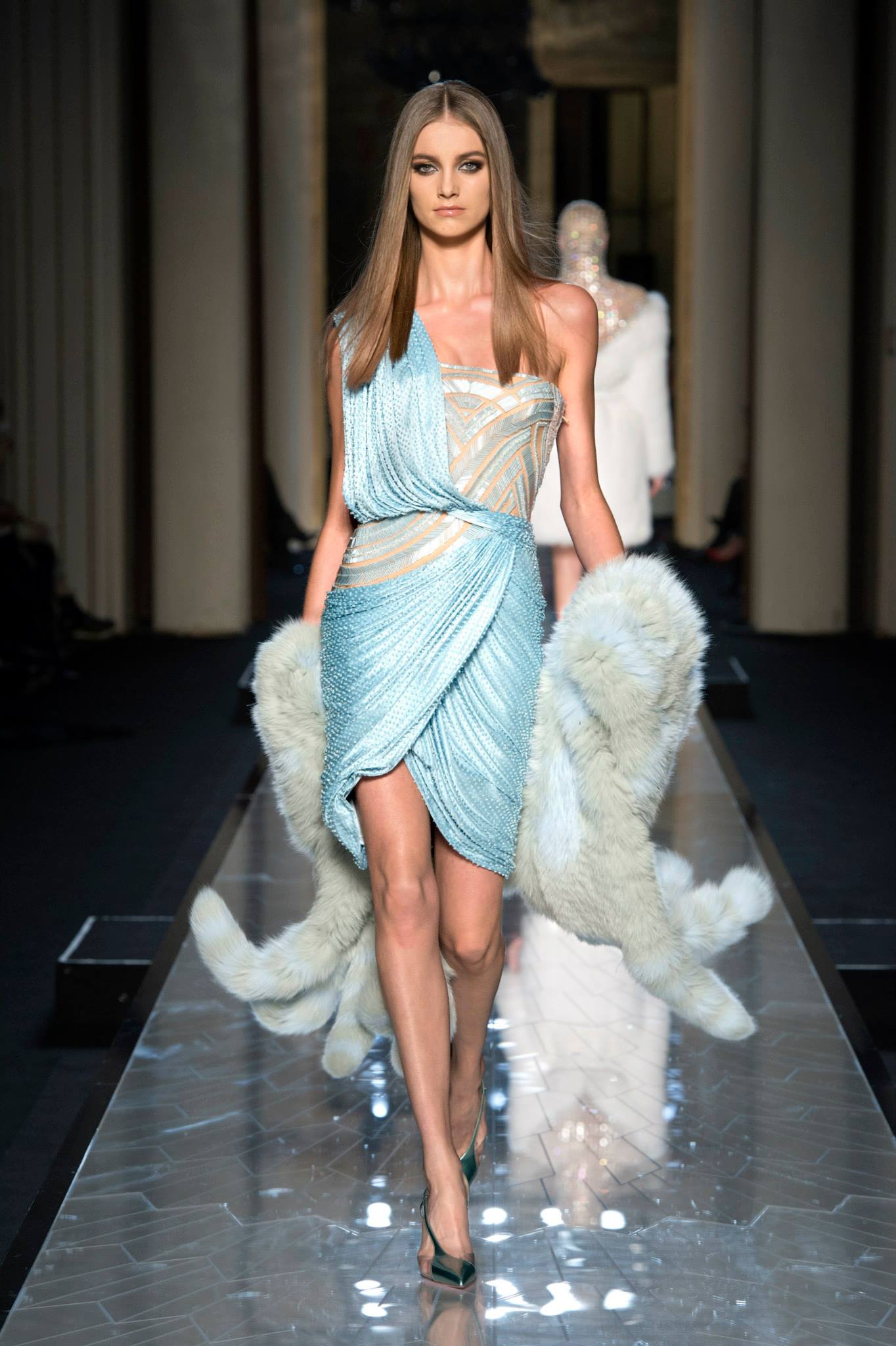 Съвременна богиня от Atelier Versace