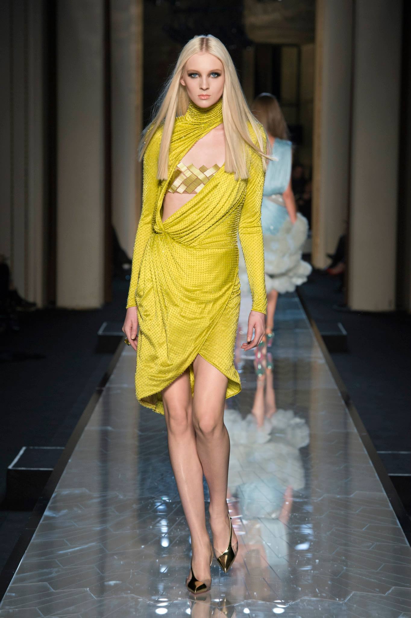 Съвременна богиня от Atelier Versace