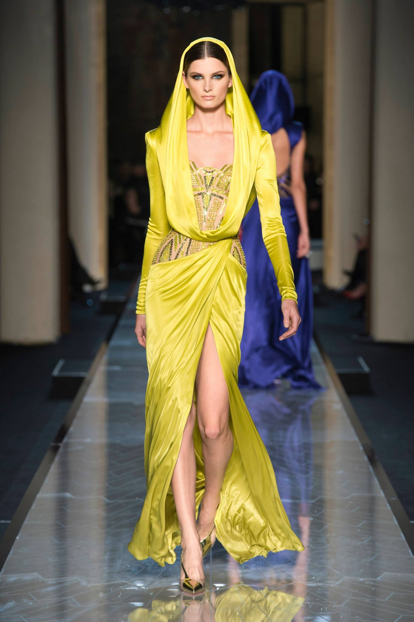 Съвременна богиня от Atelier Versace 