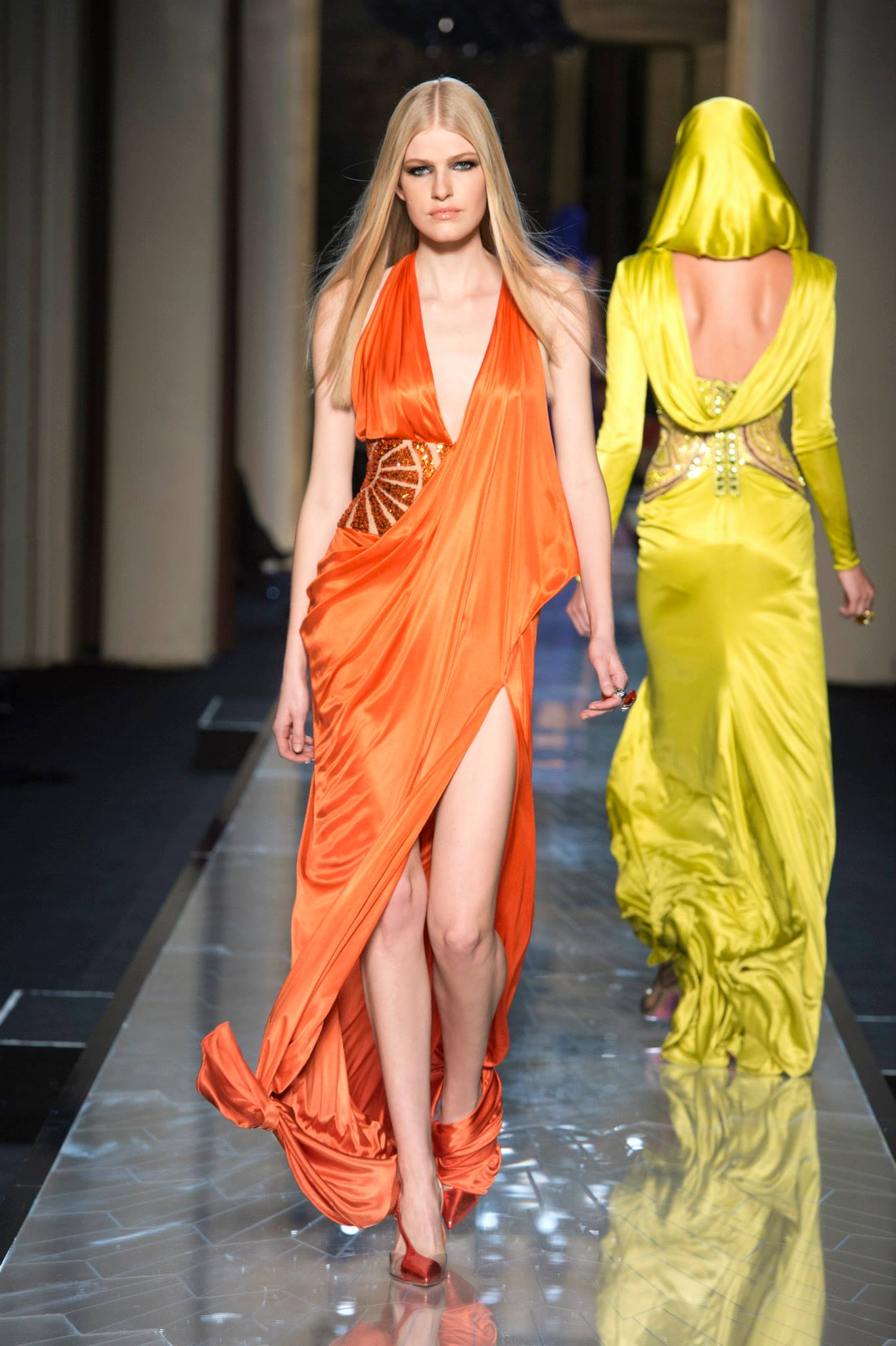 Съвременна богиня от Atelier Versace 