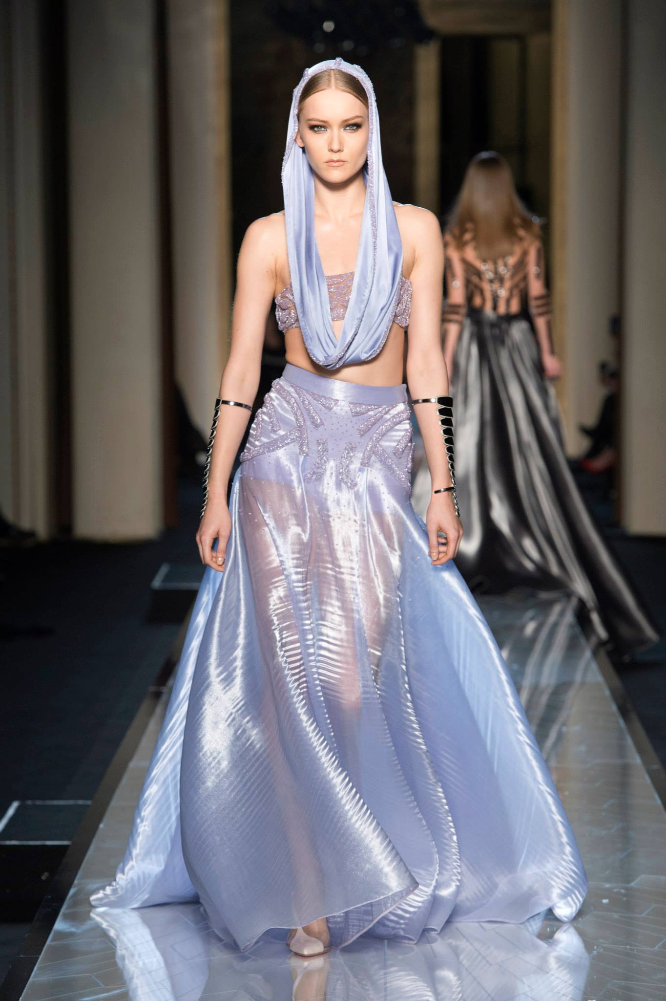 Съвременна богиня от Atelier Versace
